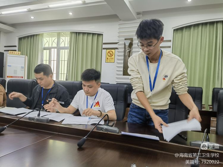 后勤党支部召开2022年度组织生活会暨民主评议党员专题会议006.jpg