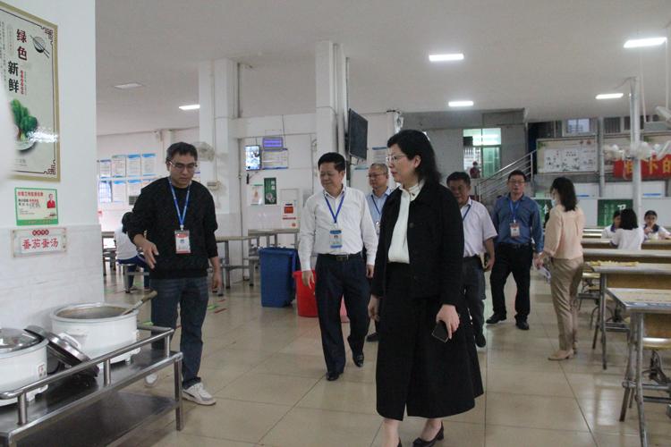 琼海市斯凤平副市长莅临我校开...